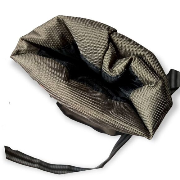 🍷 Insulated Wine Bottle Bag | Military Green | Removable Strap | Includes Wine - Picture 2 of 3